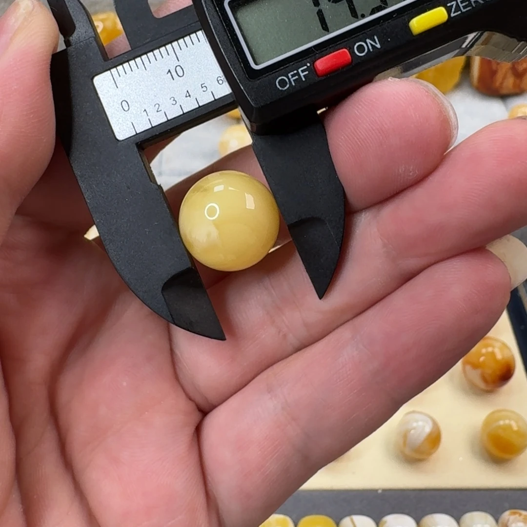 常***生裸石琥珀未镶嵌圆珠微瑕