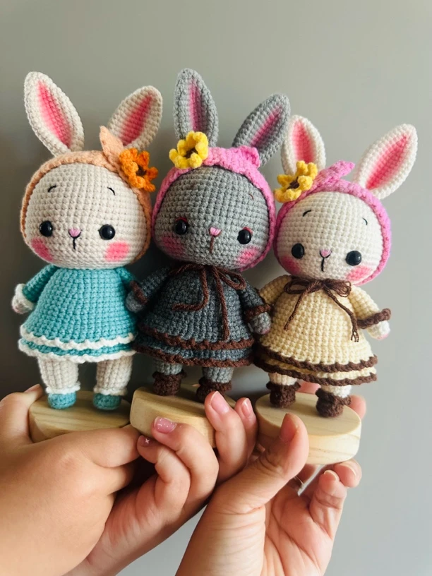 毛线钩针成品可爱兔兔摆件带底座