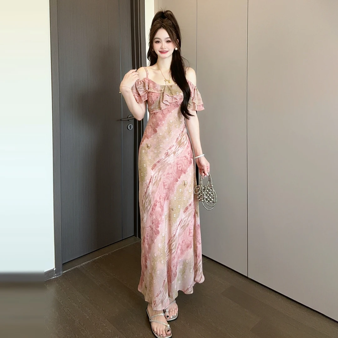 海边度假一字肩吊带碎花粉色连衣裙子女夏季2025新款流行沙滩长裙