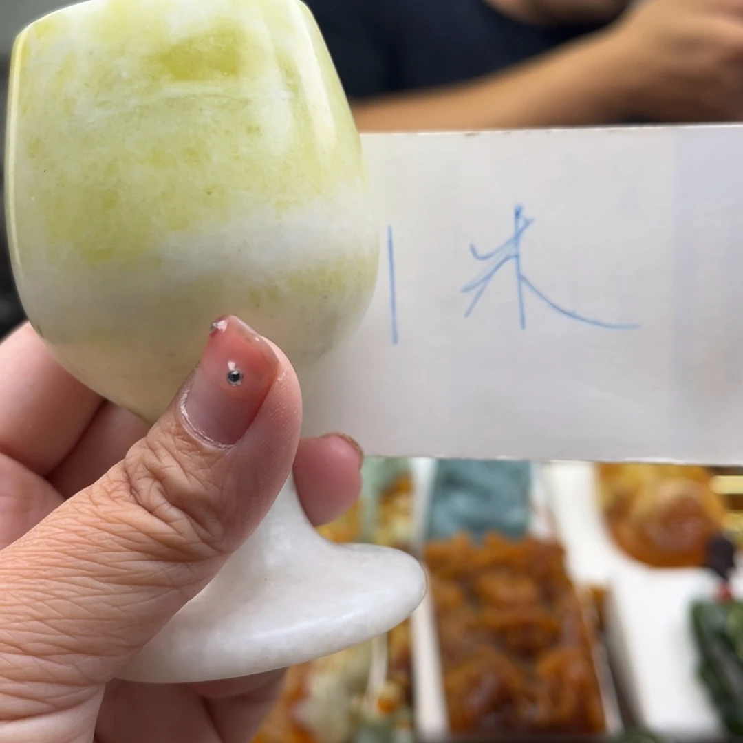 人***缘岫玉未镶嵌颈饰杯子