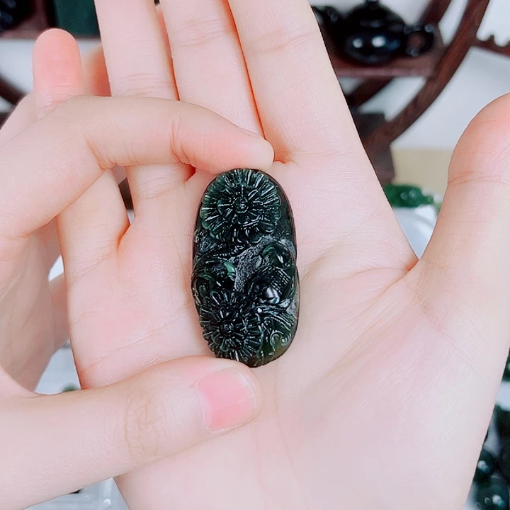 蛇纹石玉未镶嵌颈饰