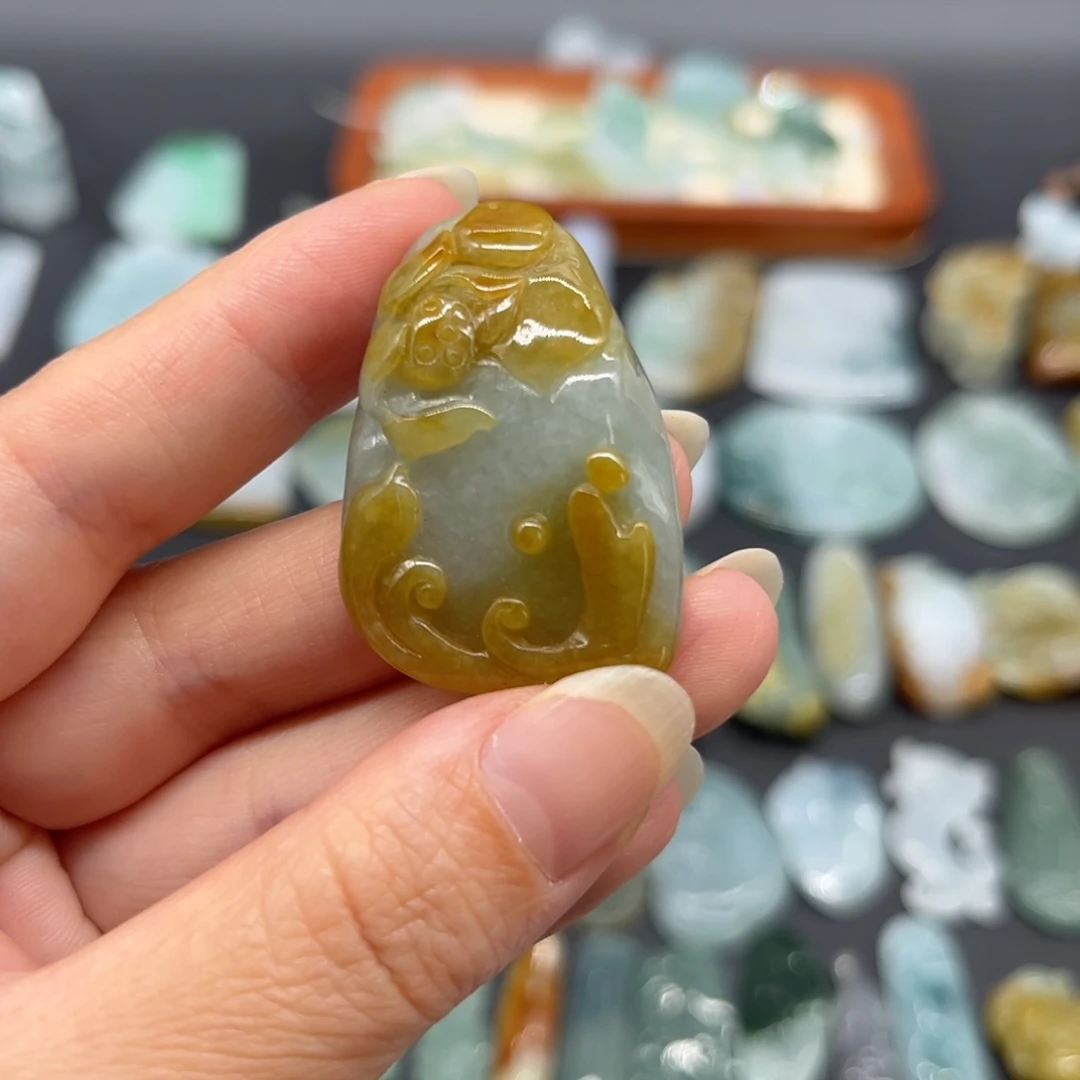 翡翠未镶嵌颈饰花开见佛