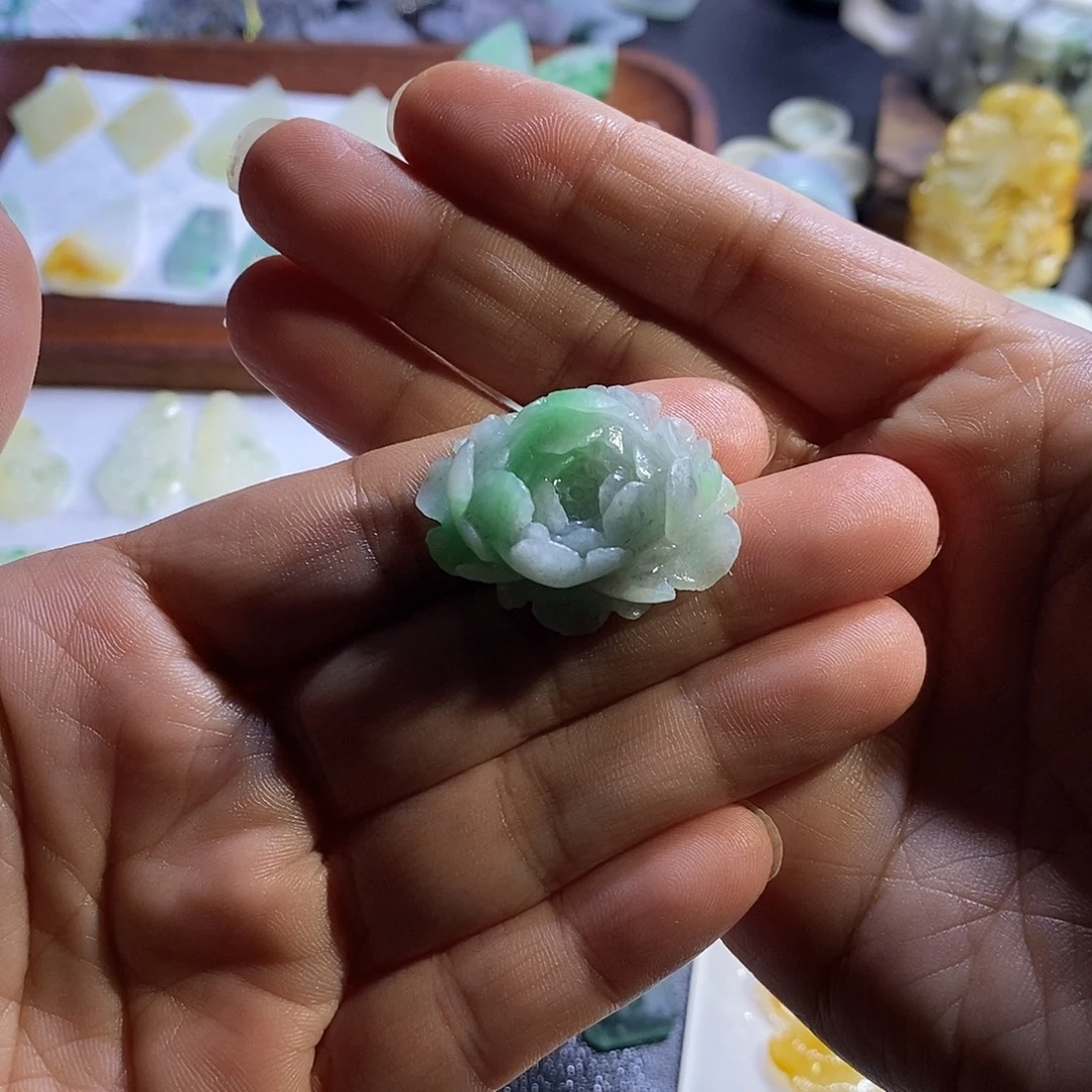 未***蝶未镶嵌定制翡翠牧丹花