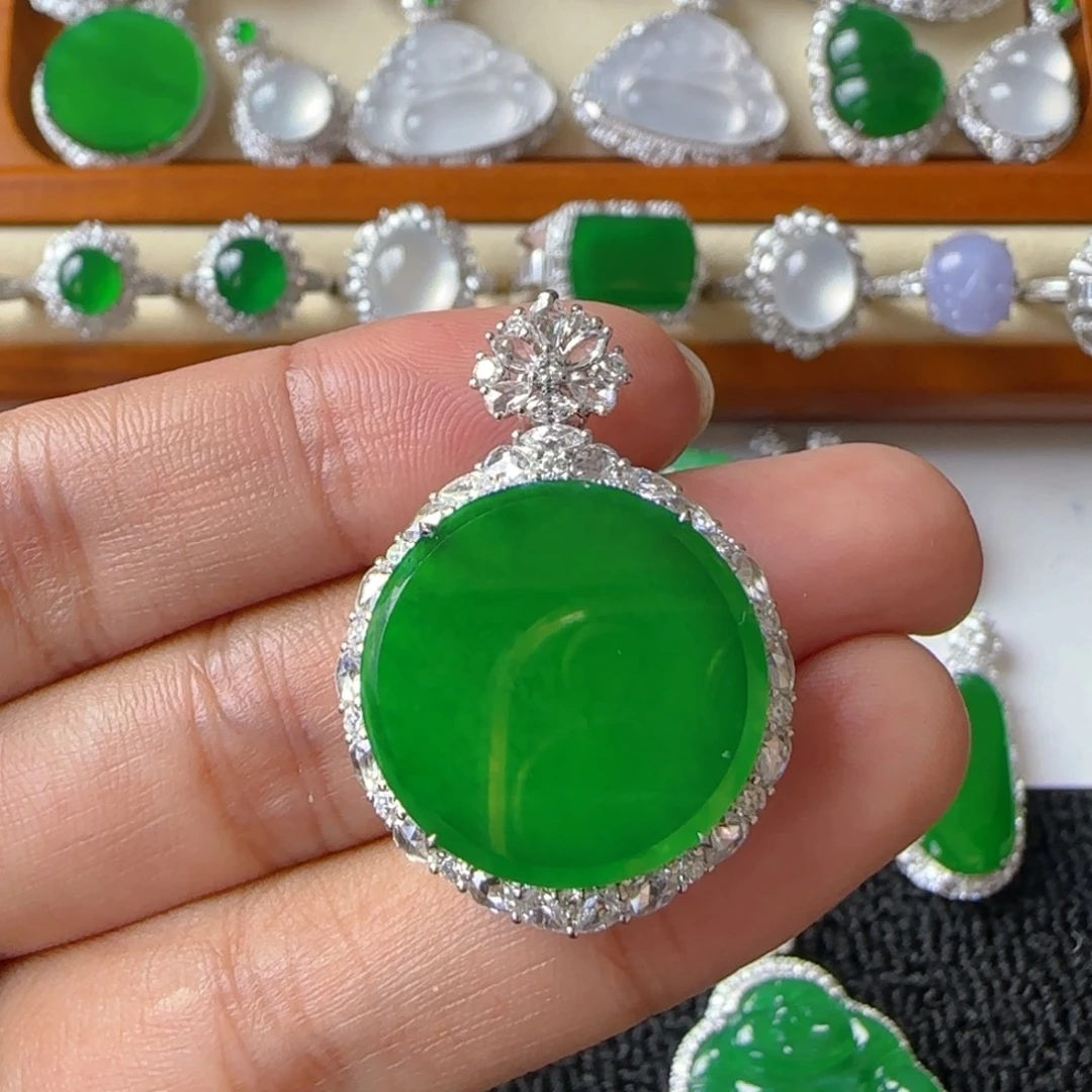 颈饰18K金镶嵌翡翠吊坠