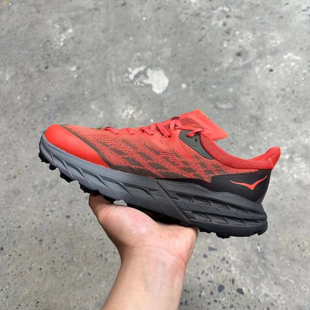 （鞋底带钉）低帮红色红标专业登山户外鞋（微瑕，偏小一码）