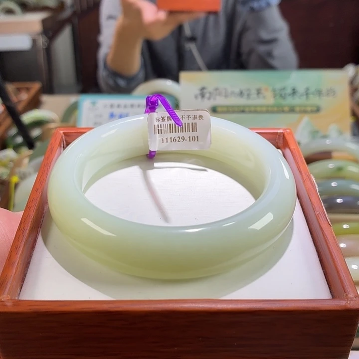 未镶嵌手镯和田玉24。 63