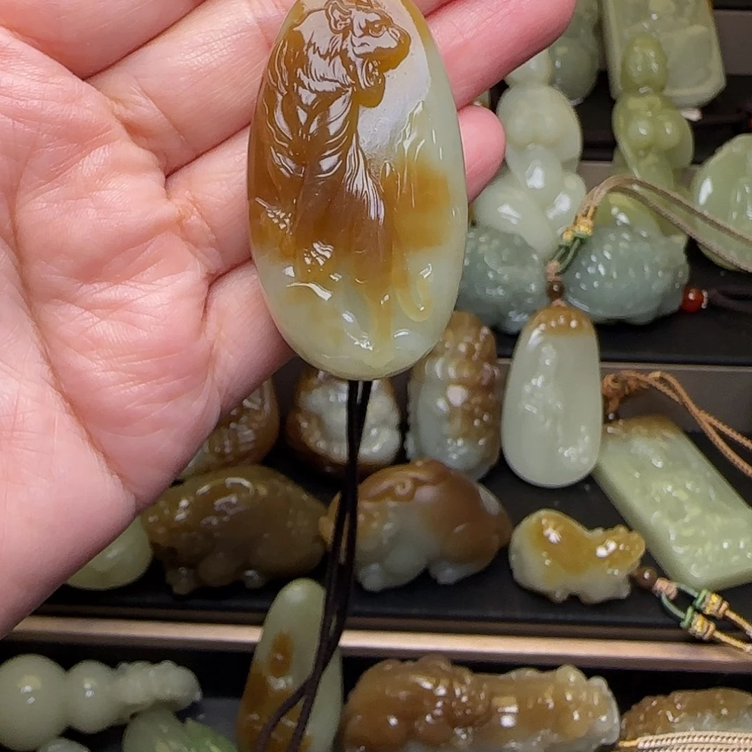 星***云颈饰未镶嵌和田玉