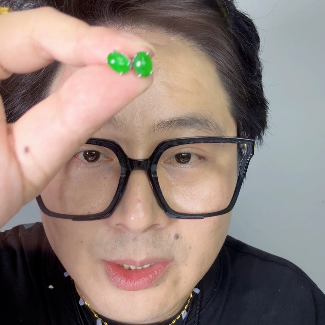 翡翠未镶嵌颈饰一对