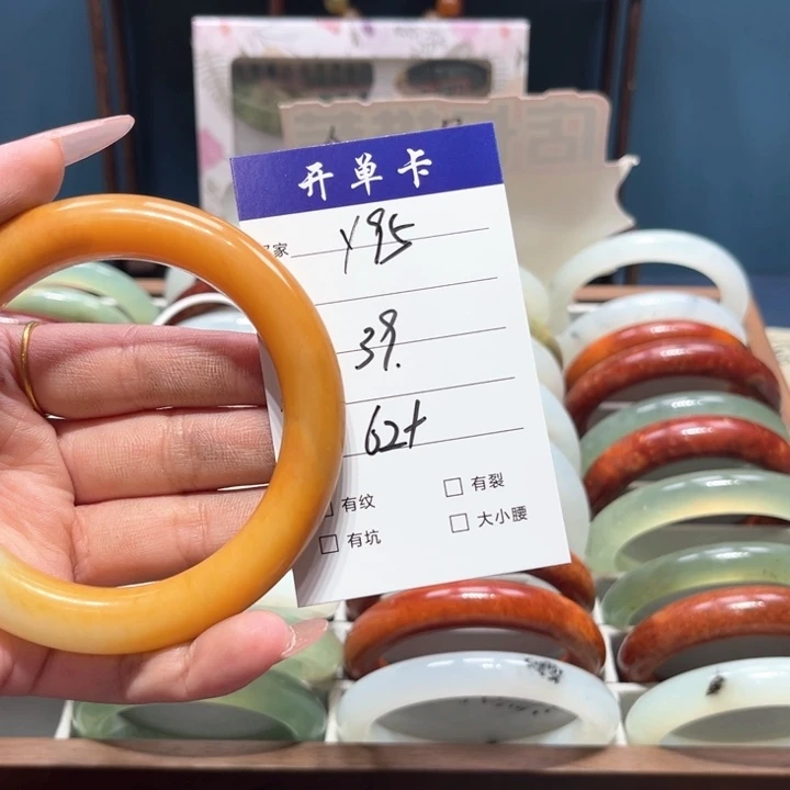 蛇纹石玉手镯未镶嵌庞*艳