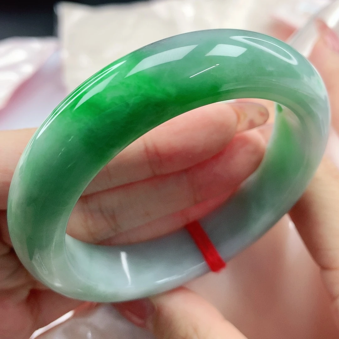 翡翠手镯未镶嵌，667