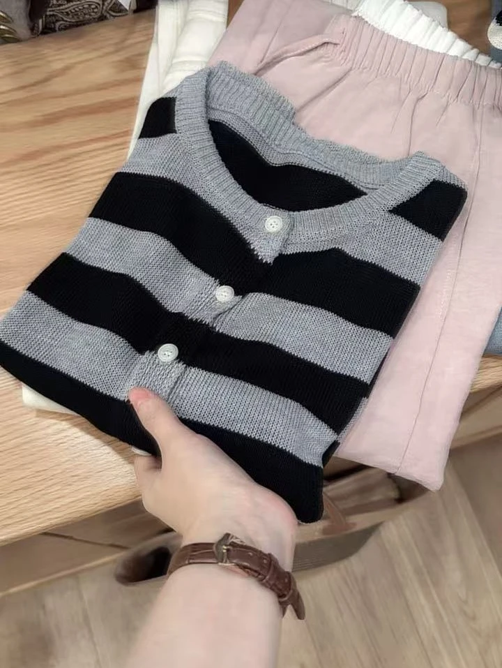 七言家巨好看！洋气穿搭@黑灰撞色条纹开衫短袖@