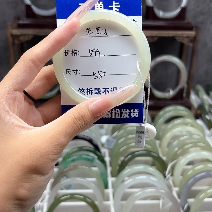 杰***子未镶嵌手镯和田玉