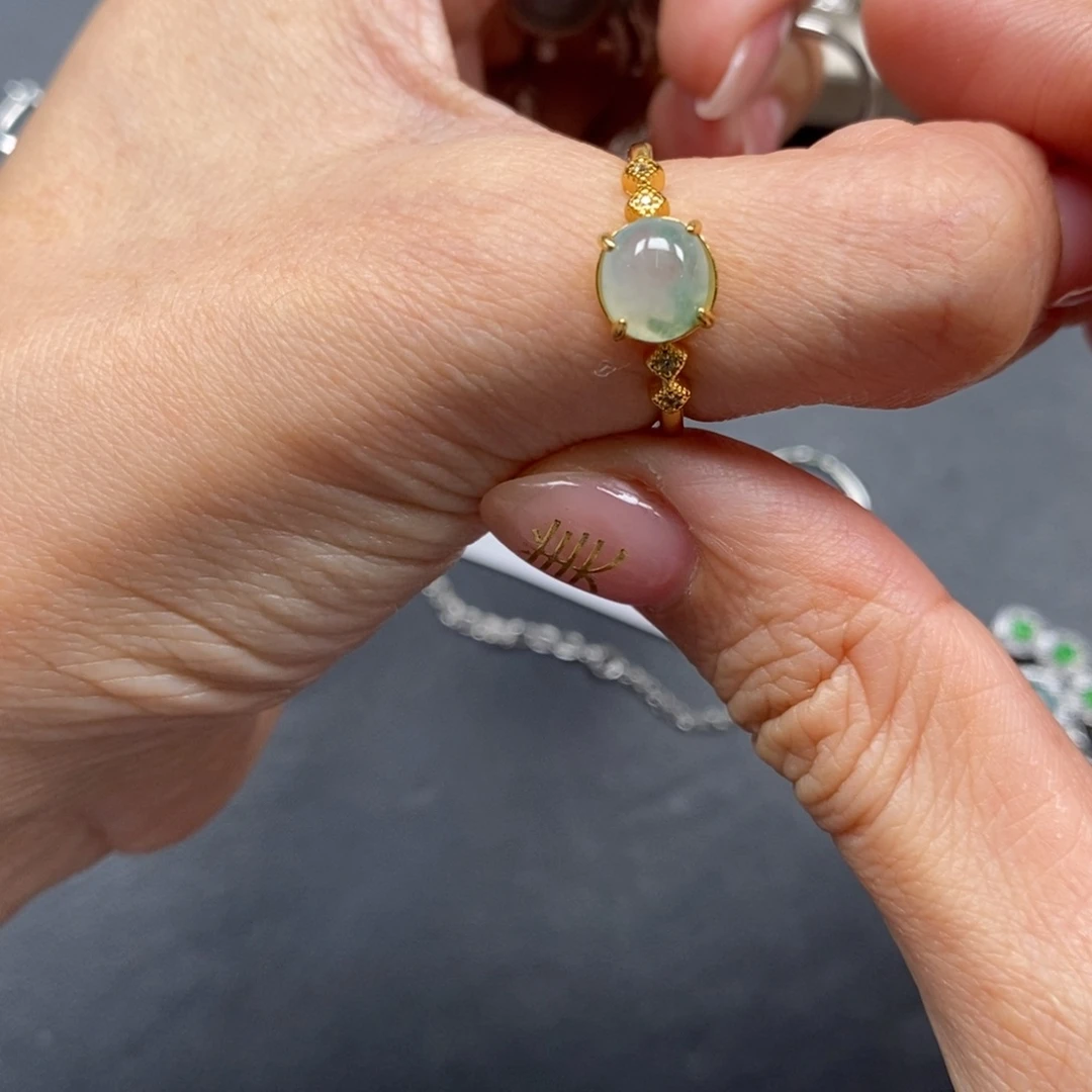 翡翠颈饰未镶嵌翡翠