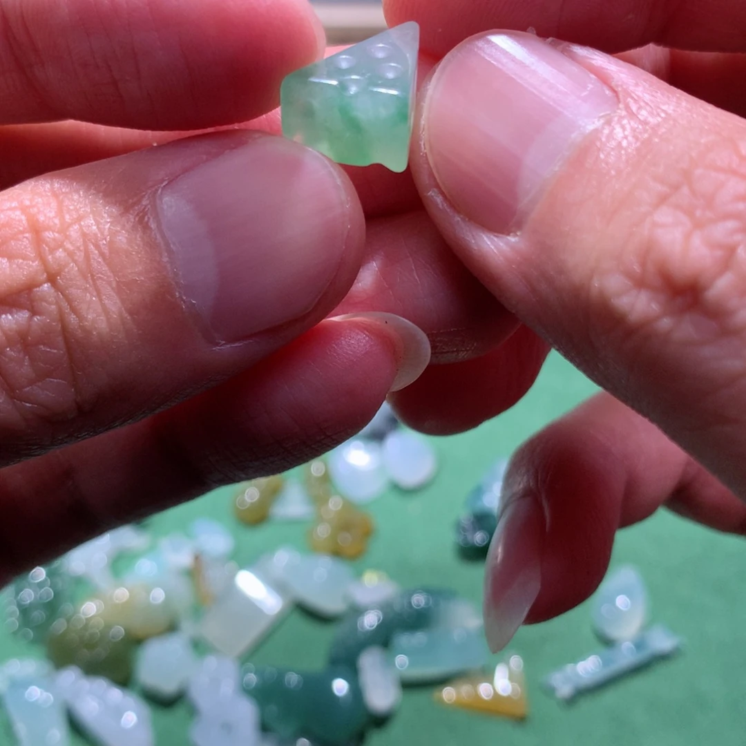 翡翠未镶嵌颈饰奶酪