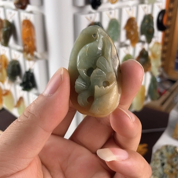 蛇纹石玉未镶嵌颈饰