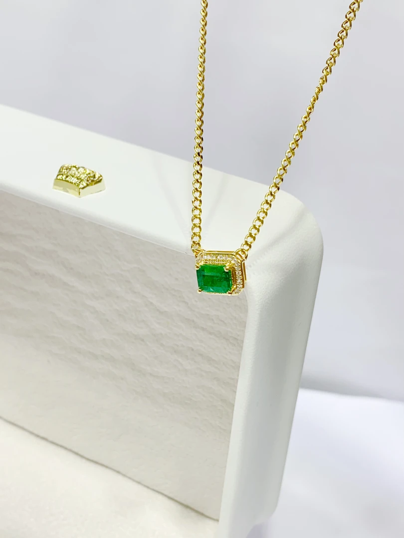 18K金镶嵌天然祖母绿项链古巴链约1.00ct多样性发其一