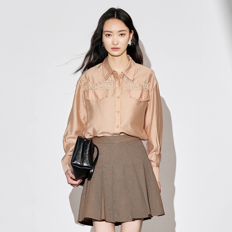 XG雪歌桔黄通勤风长袖衬衫秋季新款烫钻绣花镂空翻领上衣女装