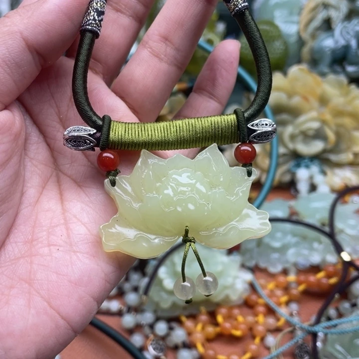 蛇纹石玉吊坠合金