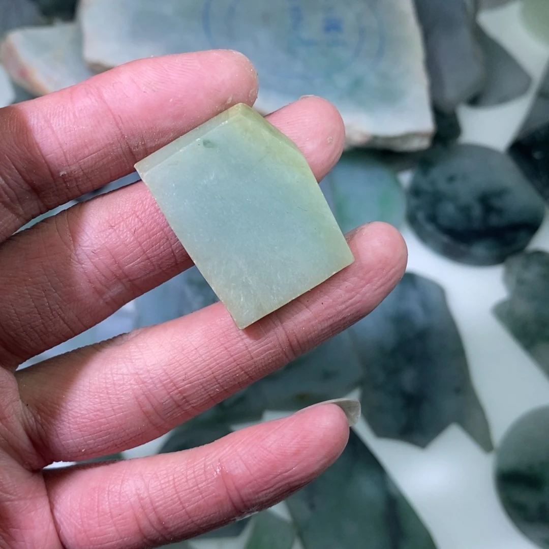 翡翠颈饰未镶嵌翡翠