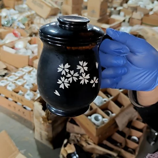 瓷片盘子碗茶壶啥都有