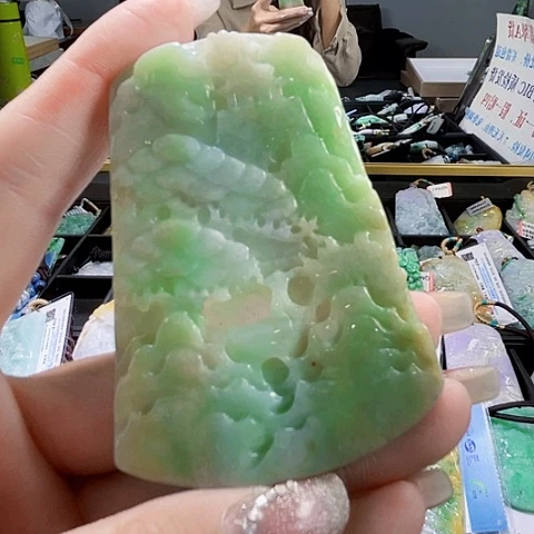 翡翠未镶嵌颈饰一个