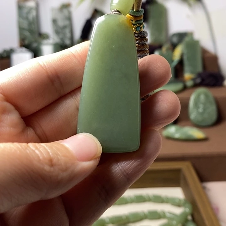 建***峰透闪石-蛇纹石玉未镶嵌河磨玉平安无事牌