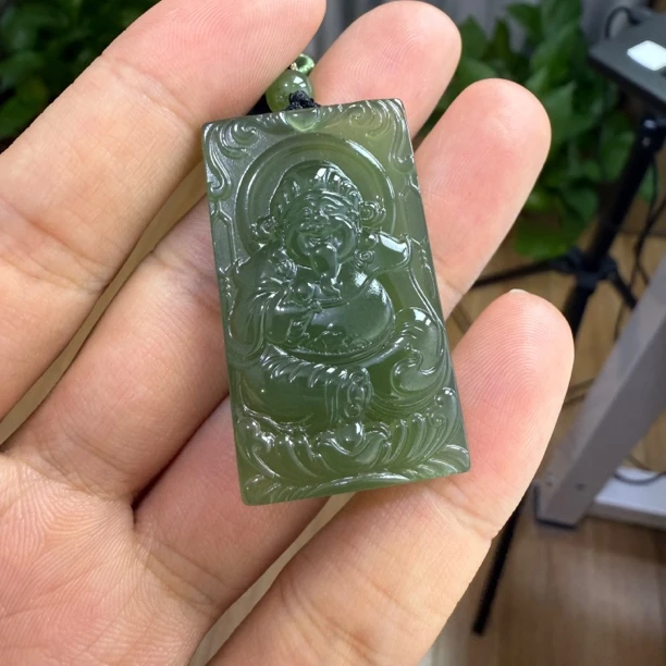 精品和田玉财神吊坠