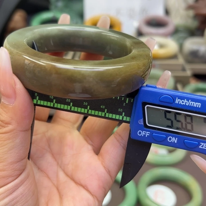 未镶嵌手镯石英岩玉