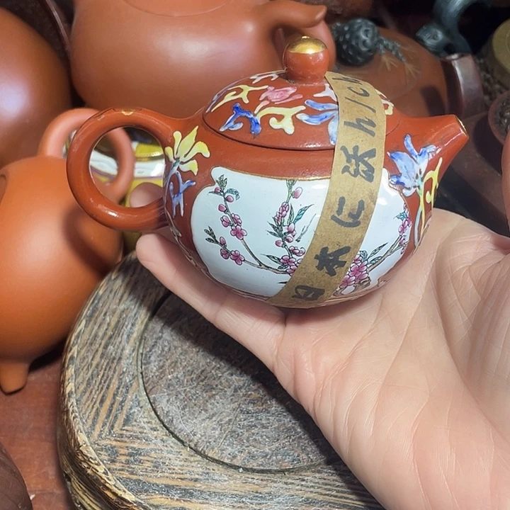 茶壶紫砂原矿泥料手工制作的一把紫砂壶。