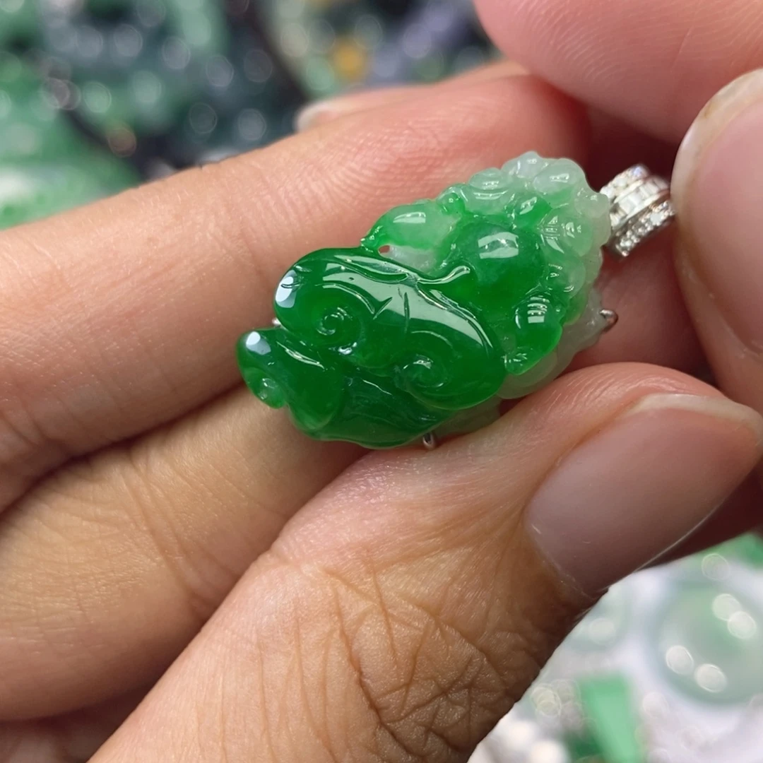 颈饰18K金镶嵌翡翠缅甸