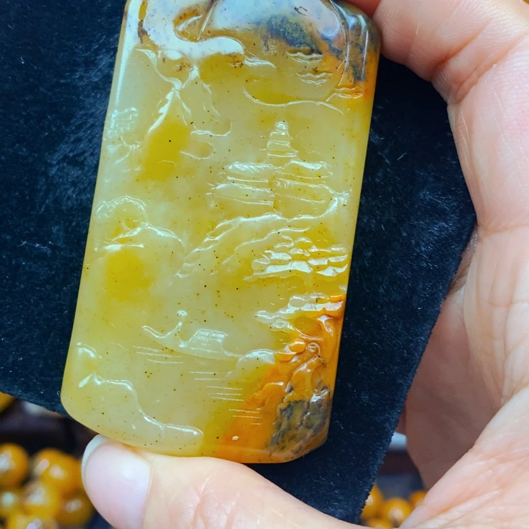 未镶嵌石英质玉（黄龙玉）颈饰