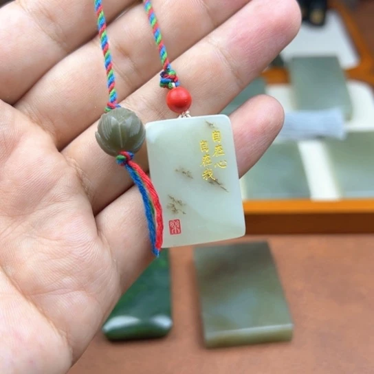 颈饰未镶嵌和田玉（糖玉）