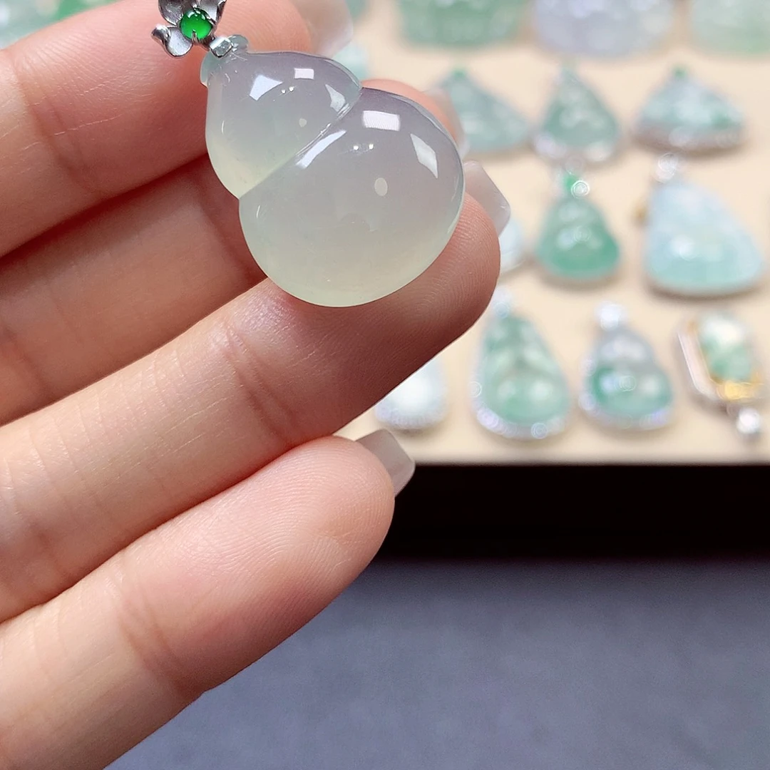 翡翠18K金镶嵌颈饰樱**恋翡翠