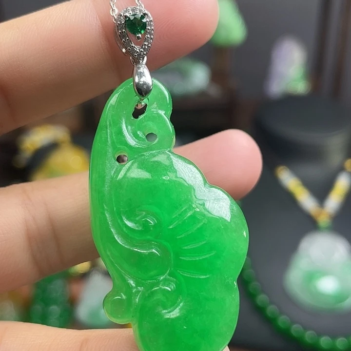 翡翠未镶嵌吊坠(赠链)