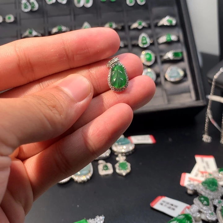 翡翠未镶嵌吊坠(不含链)