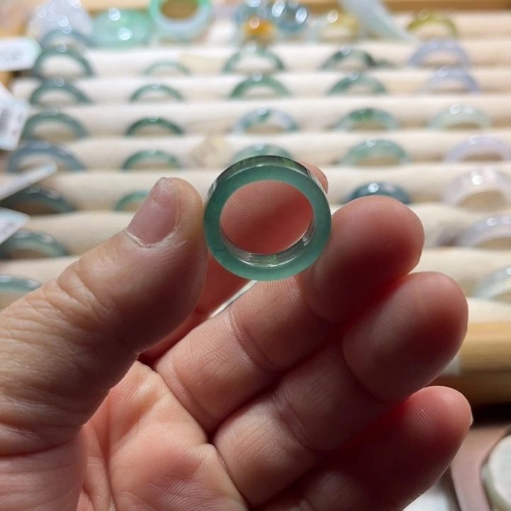 翡翠未镶嵌戒指蓝水