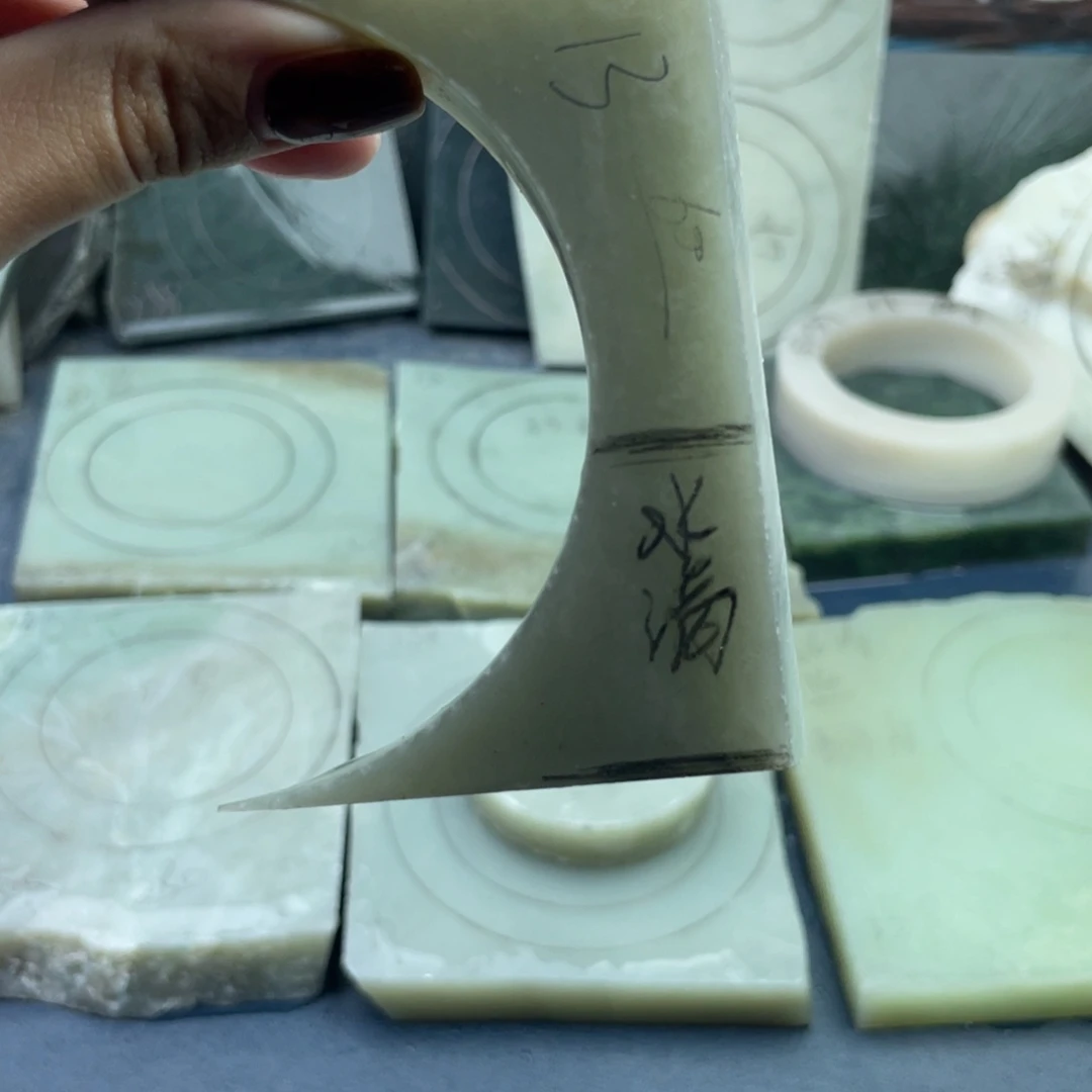 凌***云和田玉未镶嵌手镯水滴