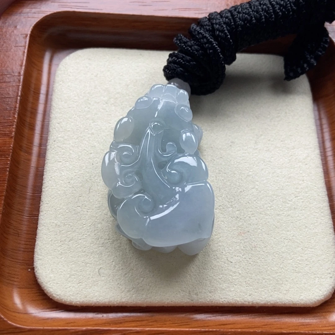 翡翠未镶嵌颈饰如意貔貅