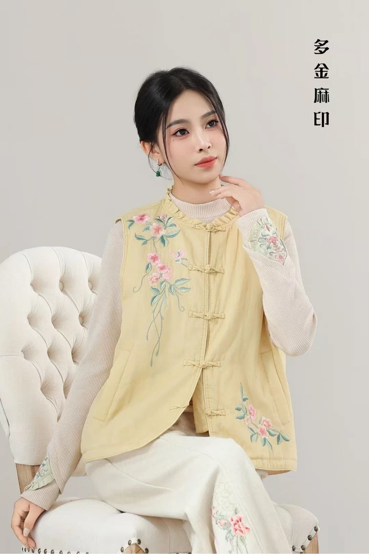 多金麻印2025秋新款复古木耳边V领对襟盘扣苎麻刺绣无袖薄棉马甲