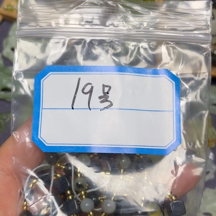蛇纹石玉颈饰合金