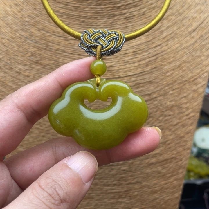 蛇纹石玉吊坠合金