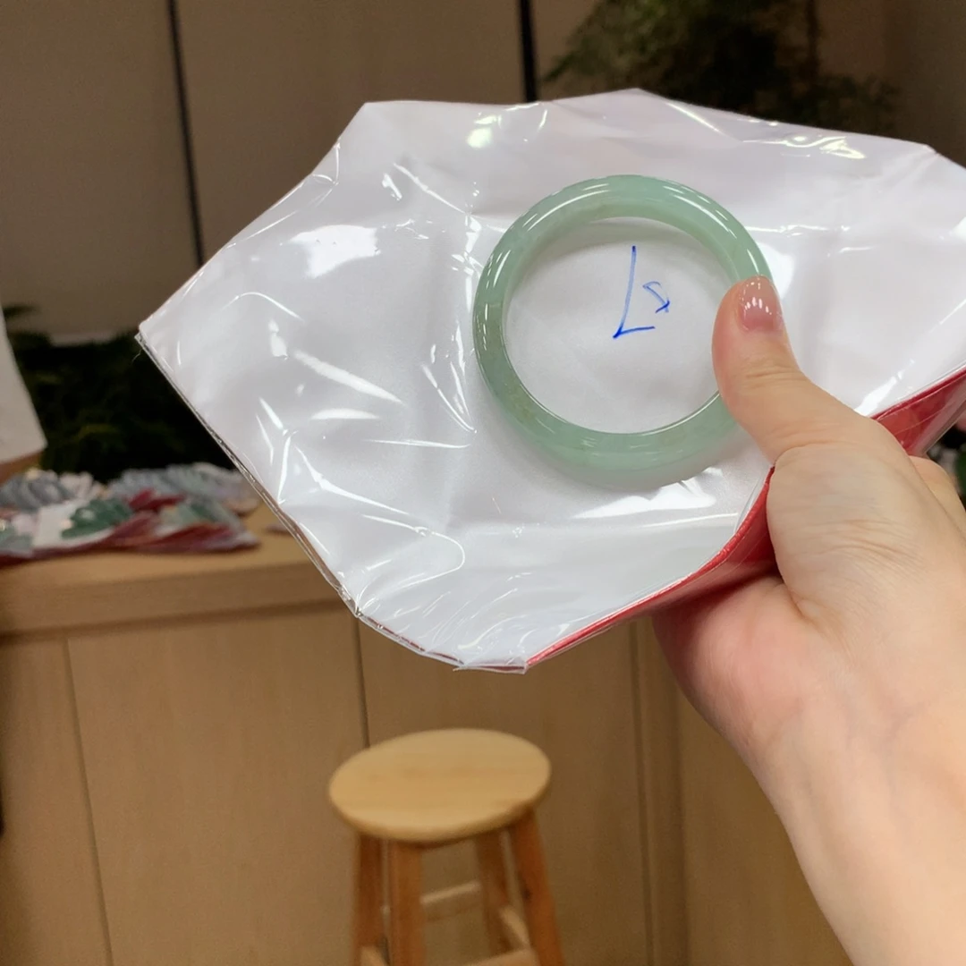 翡翠手镯未镶嵌不退不换