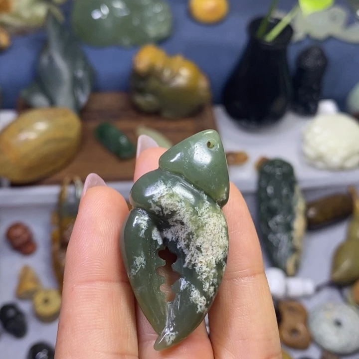 透闪石质玉未镶嵌挂件