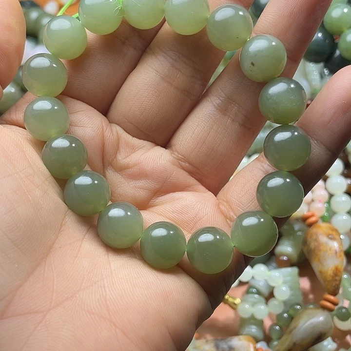 未镶嵌和田玉珠宝半成品有包容