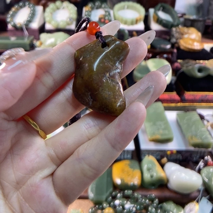 颈饰未镶嵌岫岩河磨玉（透闪石质玉）