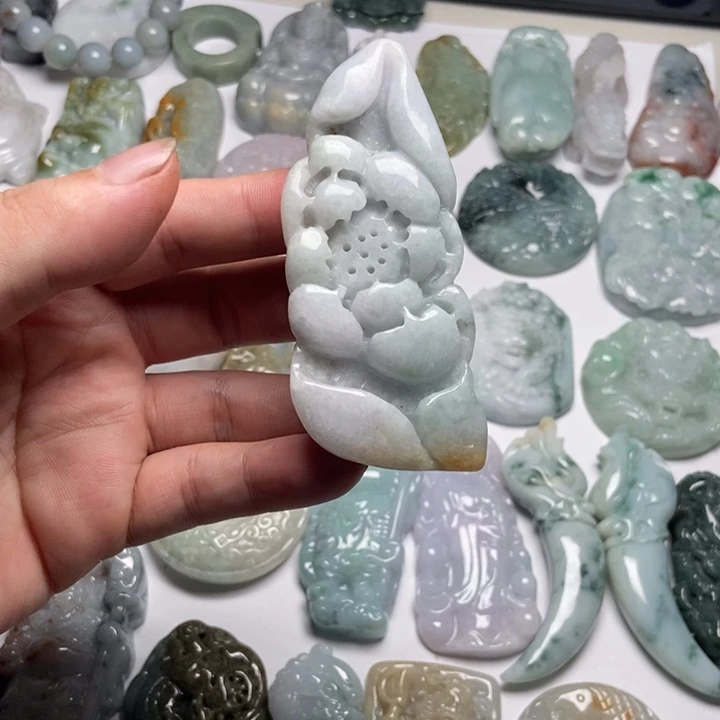 翡翠未镶嵌颈饰莲花64