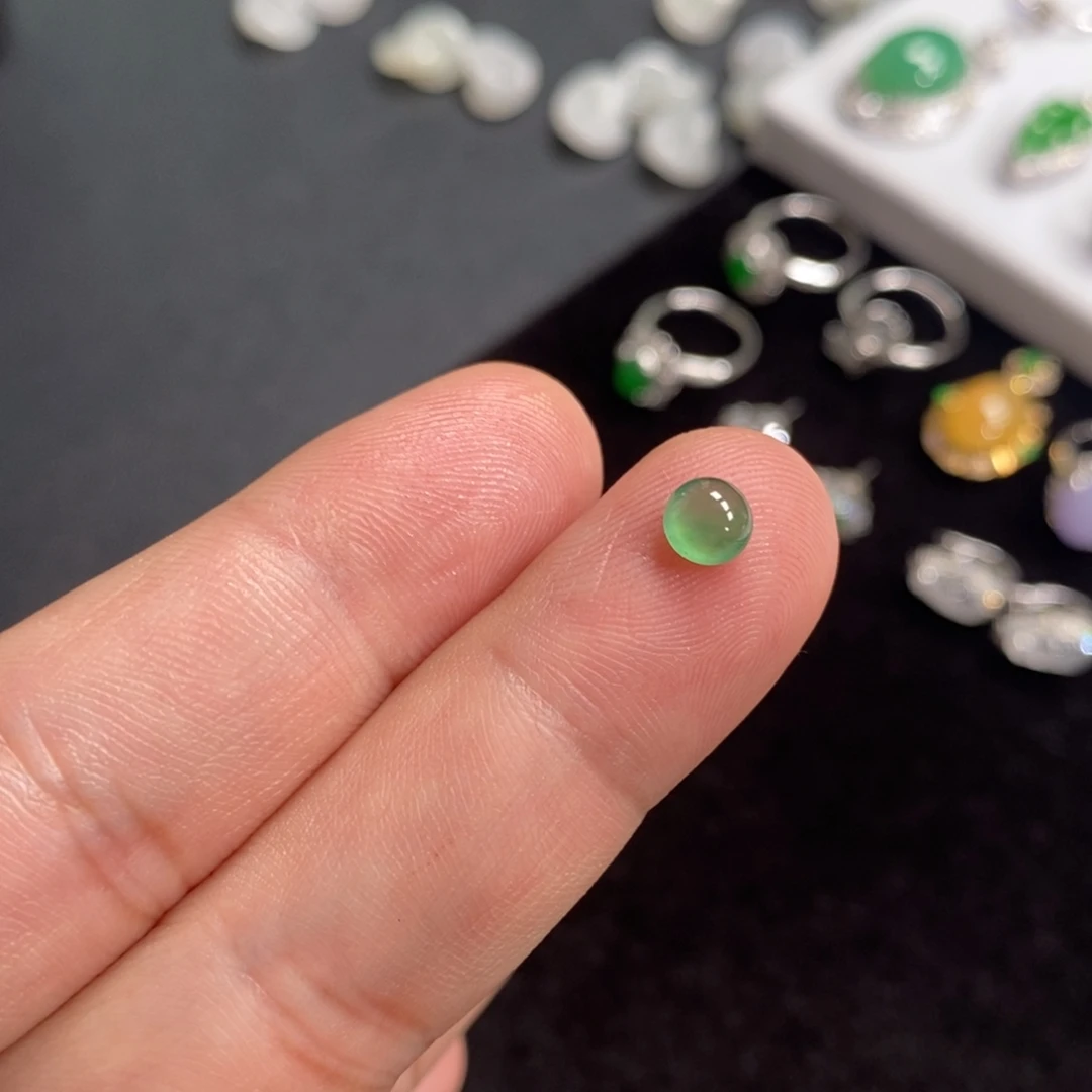 翡翠裸石高冰晴绿蛋面