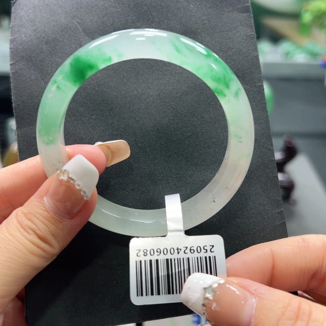 雨***晴石英质玉（非洲翠）未镶嵌手镯