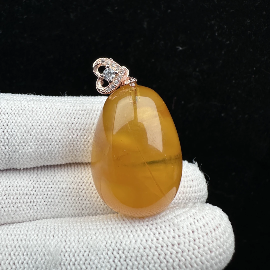 Y7543【有裂】 天然俄料蜜蜡吊坠 20*28mm 北京抖音基地发货