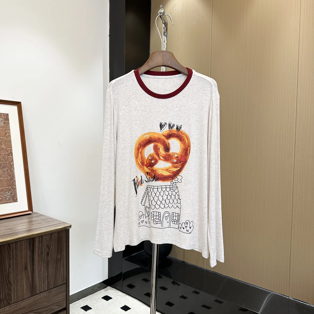 陈邓邓  25春款【小众设计】蛇年蛇精法式面包印花长袖T恤 1017